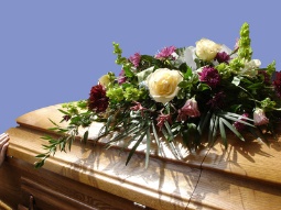 Sarg mit Blumen